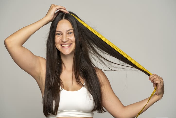 MENINA COM CABELO E FITA